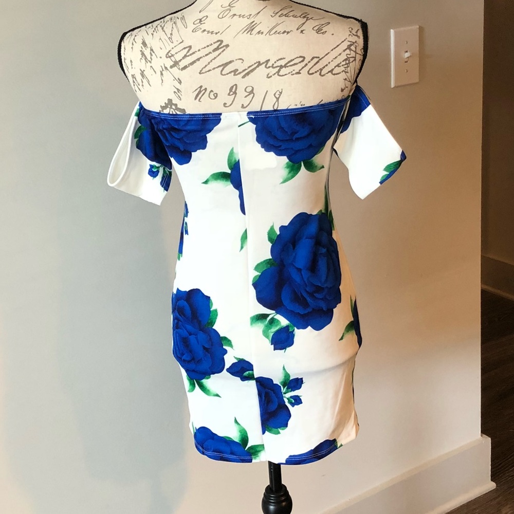 ⭐️ Skintight Blue Floral Dress - Picture 3 of 3
